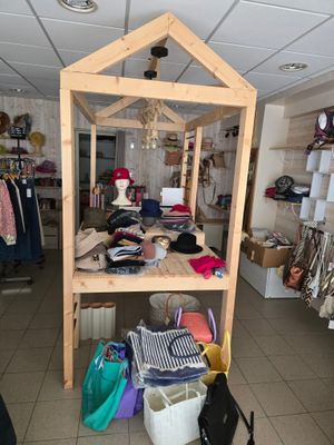 Mobilier d'agencement comprenant :