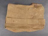 un vieux sac en toile beige avec une poignée en cuir marron