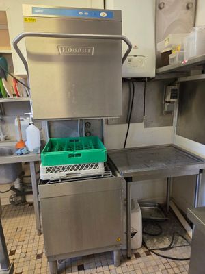 une cuisine équipée d'un évier et d'un lave-vaisselle