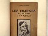 un livre sur lequel figure la photo d'un homme portant un chapeau