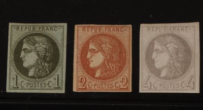 quatre timbres de couleurs différentes représentant des portraits de femmes