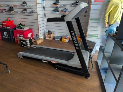 un tapis de course dans un magasin, avec un homme debout à côté