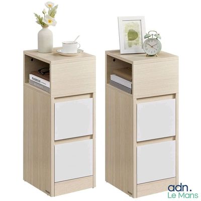 une paire de tables de chevet avec des tiroirs et une horloge posée dessus