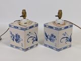 paire de lampes de table en porcelaine bleue et blanche avec des finitions en laiton