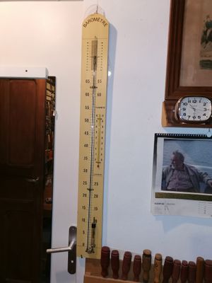 un grand thermomètre accroché au mur d'une pièce