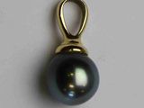 une image représentant un pendentif en perle noire posé sur une surface blanche