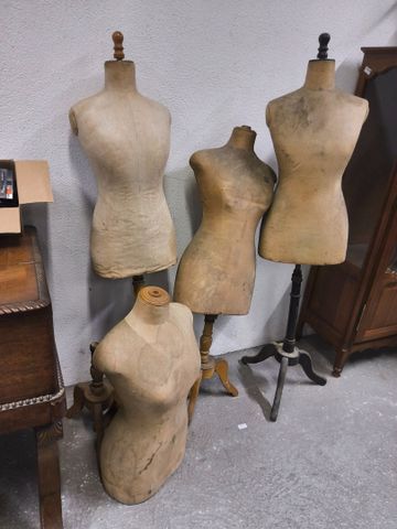 Lot de mannequins en tissu et structure bois. En mauvais état