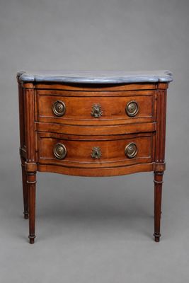 une commode ancienne avec dessus en marbre