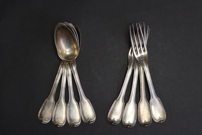 beaucoup de cuillères et de fourchettes en argent sur une table