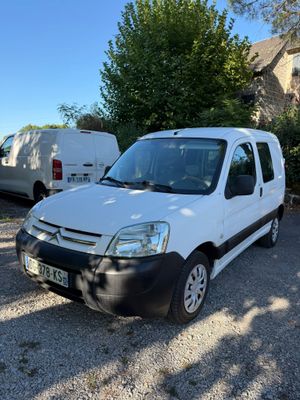 la camionnette blanche est garée dans le parking à côté d'autres véhicules