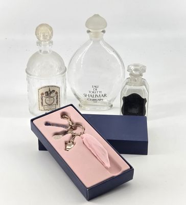 GUERLAIN. Réunion de trois flacons de parfum vides : eau de …