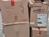 boîtes empilées les unes sur les autres sur une palette dans un entrepôt