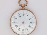 une montre de poche en or avec des chiffres romains sur le cadran
