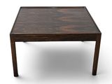 une image d'une table en bois sur fond blanc