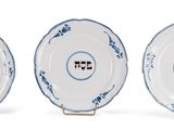 trois assiettes bleues et blanches à motifs sur une surface blanche