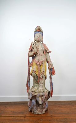 une photo représentant une statue de femme posée sur un parquet