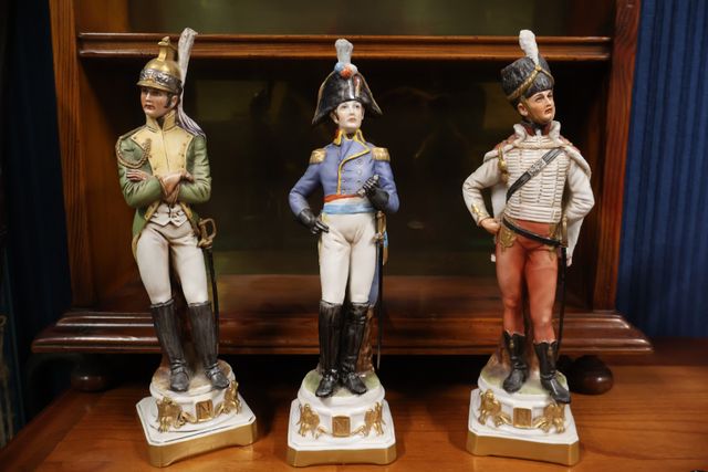 CAPODIMONTE suite de trois figurines « personnages Empire », manq...