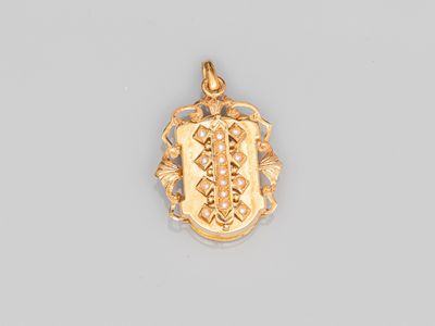 un pendentif plaqué or orné d'une croix