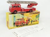 un camion de pompiers rouge avec une échelle sur le dessus