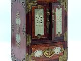 une petite boîte en bois surmontée d'une horloge
