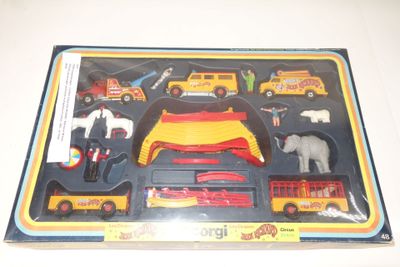 une boîte contenant un ensemble de jouets