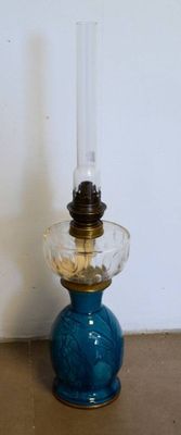 un petit vase bleu surmonté d'une bougie
