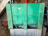 une pile de bacs verts au milieu d'une pièce