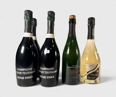 trois bouteilles de vin sont alignées sur une surface blanche