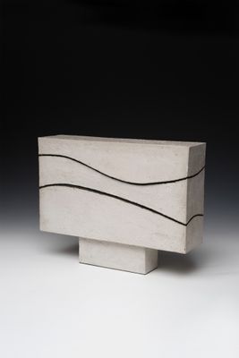 gros plan d'un objet en bois sur une surface blanche