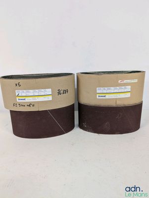 une paire de casseroles marron posées sur une table blanche