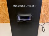 une photo d'un appareil Skinceuticals posé sur une table