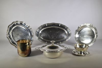 trois plats en argent et une coupe en argent posés sur une table