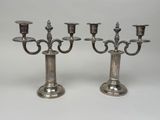 paire de candélabres et de bougeoirs en métal argenté