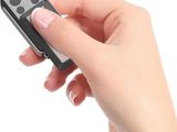 une personne tenant une télécommande à la main