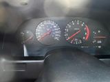 un gros plan du tableau de bord d'une voiture, avec un compteur de vitesse et des jauges
