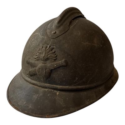 un casque orné d'un lion sur fond blanc