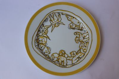 une assiette jaune et blanche ornée d'un motif