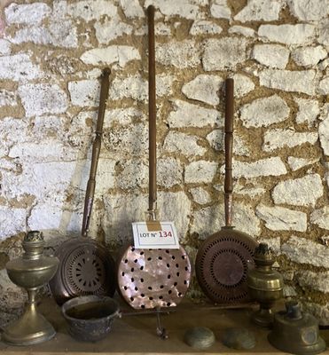 une étagère sur laquelle sont posés tout un tas d'objets différents