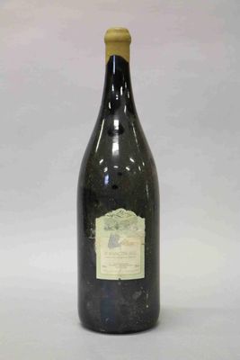 une bouteille de vin posée sur une table