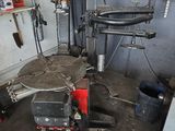 une image d'un garage avec de nombreux outils sur le sol