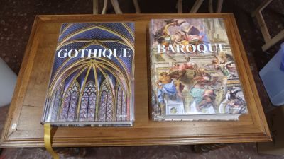 deux livres posés sur une table