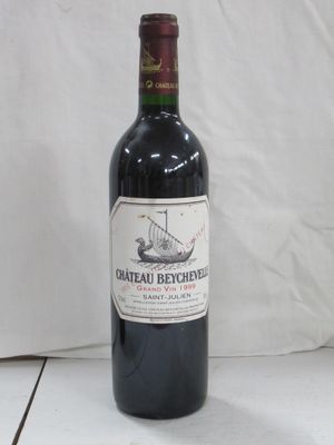 une bouteille de vin posée sur une table