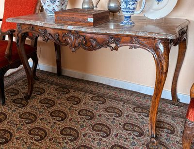 une table sur laquelle sont posés deux vases, dans une pièce