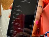 une femme tenant un téléphone portable à la main