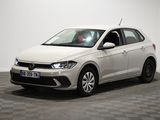 la volkswagen polo blanche est garée dans une pièce au sol en damier
