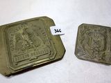 deux petits objets métalliques posés sur une surface blanche