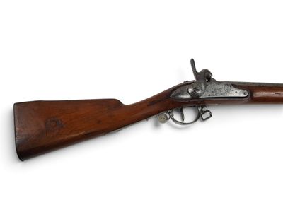 un vieux fusil avec une poignée en bois sur fond blanc