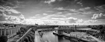 photographie en noir et blanc d'une rivière traversant une ville
