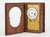 une petite boîte en bois avec une horloge à l'intérieur
