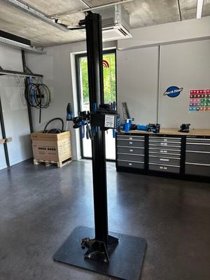 une photo d'un garage équipé d'un élévateur à vélo